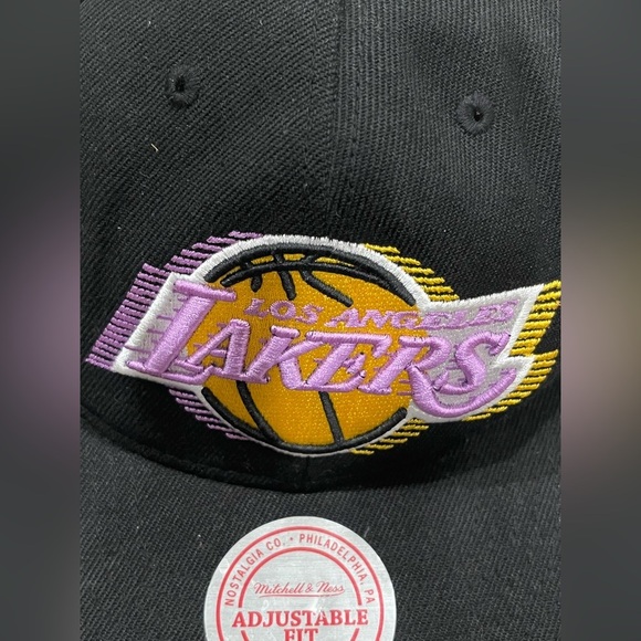 Mitchell & Ness Los Angeles Lakers Core Basic HWC Black Adjustable Snapback Hat - Picture 2 of 6